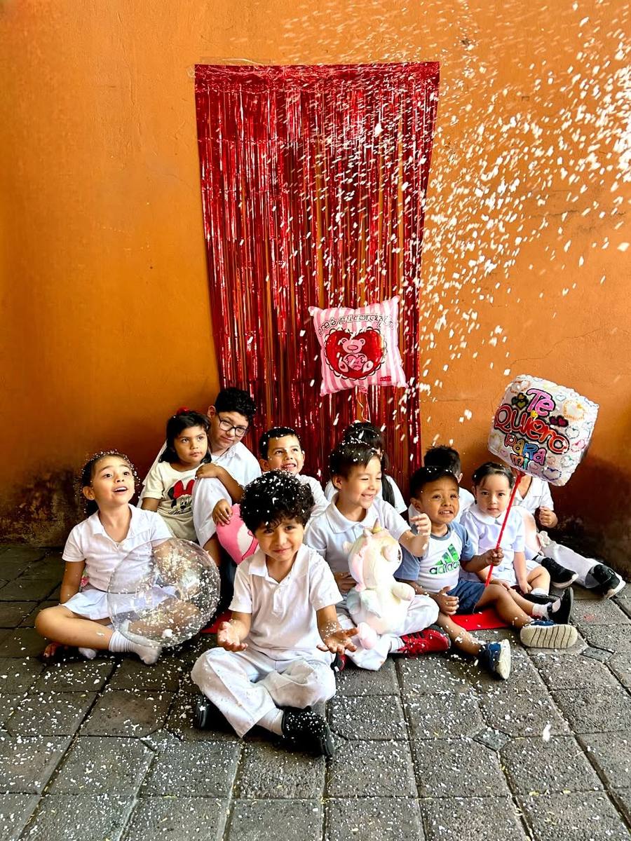 ¡Lluvia de confeti y peluches!