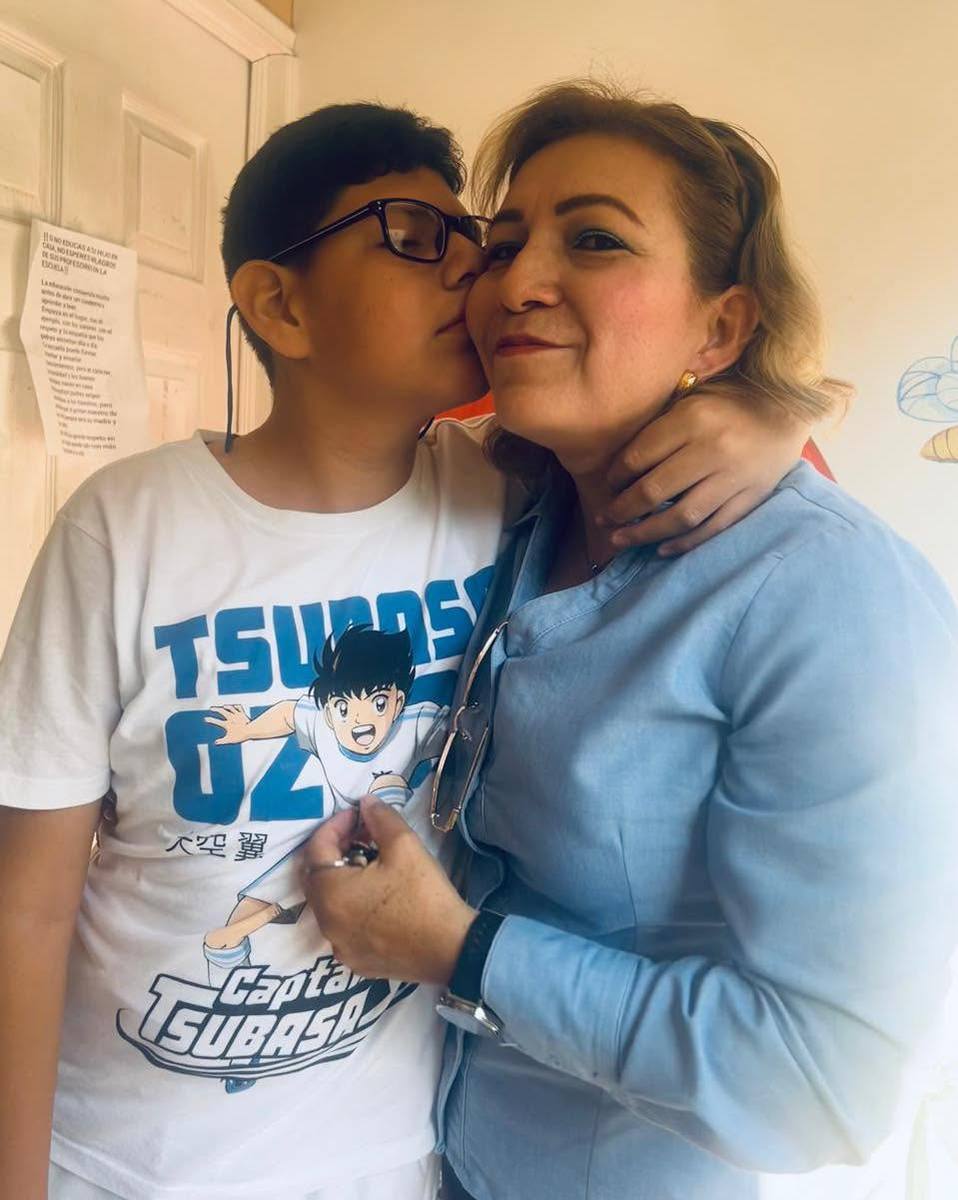 Cariño entre alumno y maestra